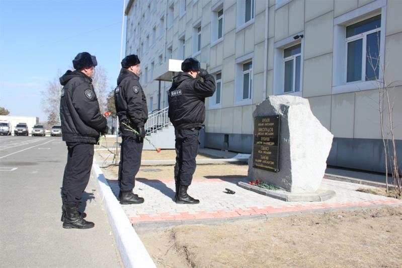 Военнослужащие и сотрудники Восточного округа Росгвардии почтили память боевых товарищей