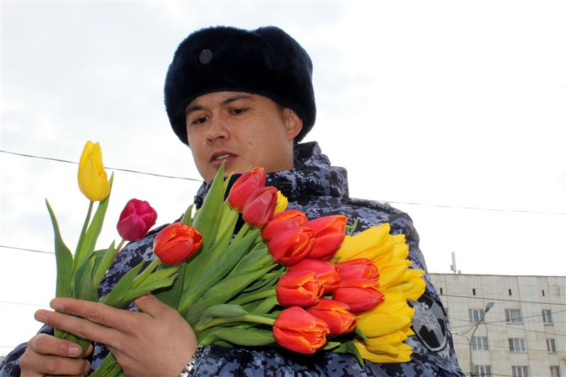 В преддверии 8 марта росгвардейцы порадовали жительниц Оренбурга тюльпанами (фото, видео)