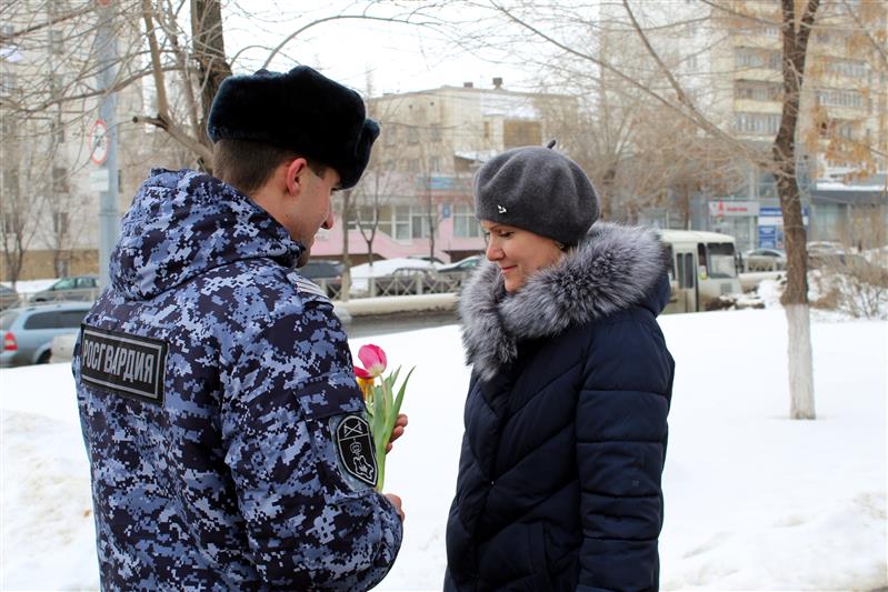 В преддверии 8 марта росгвардейцы порадовали жительниц Оренбурга тюльпанами (фото, видео)