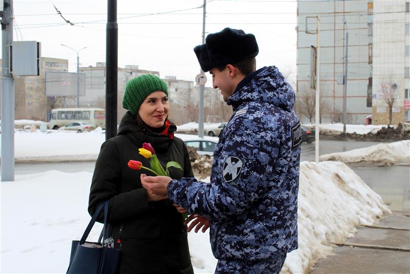В преддверии 8 марта росгвардейцы порадовали жительниц Оренбурга тюльпанами (фото, видео)