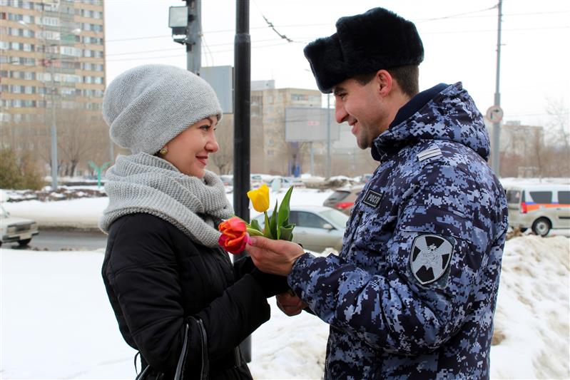 В преддверии 8 марта росгвардейцы порадовали жительниц Оренбурга тюльпанами (фото, видео)