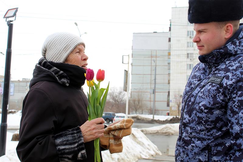 В преддверии 8 марта росгвардейцы порадовали жительниц Оренбурга тюльпанами (фото, видео)
