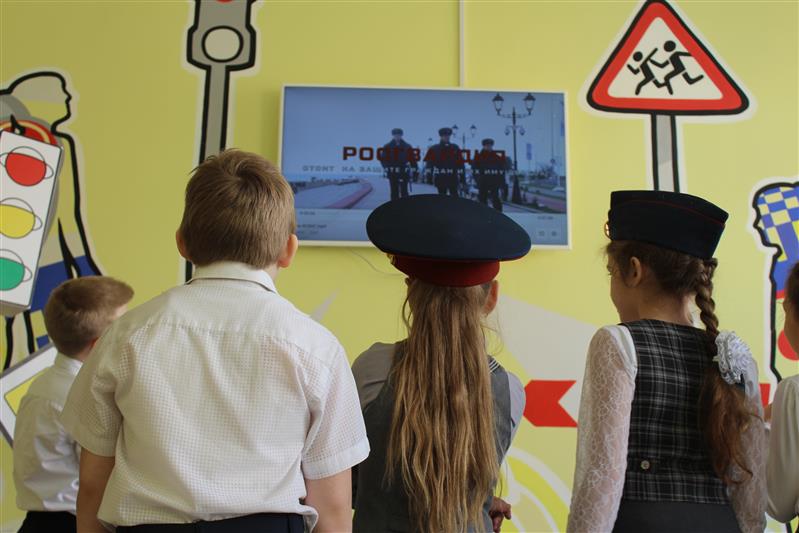 Сотрудники Росгвардии провели урок безопасности для саратовских школьников