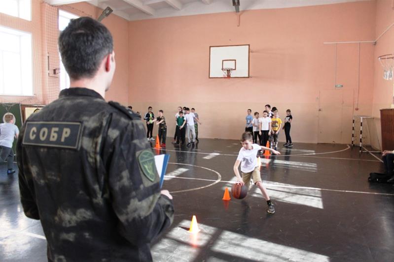 Сотрудники СОБР организовали для хабаровских кадет военно-спортивную эстафету, посвящённую Дню Росгвардии и 100-летию со дня рождения М.Т. Калашникова 