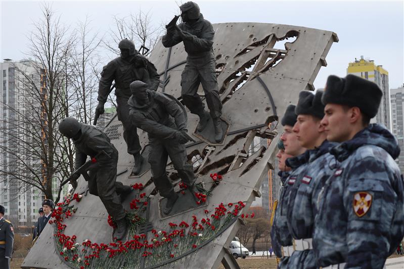 В Санкт-Петербурге военнослужащие и сотрудники Росгвардии почтили память погибших спецназовцев  