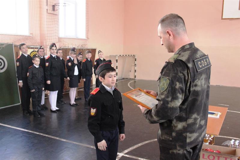 Сотрудники СОБР организовали для хабаровских кадет военно-спортивную эстафету, посвящённую Дню Росгвардии и 100-летию со дня рождения М.Т. Калашникова 