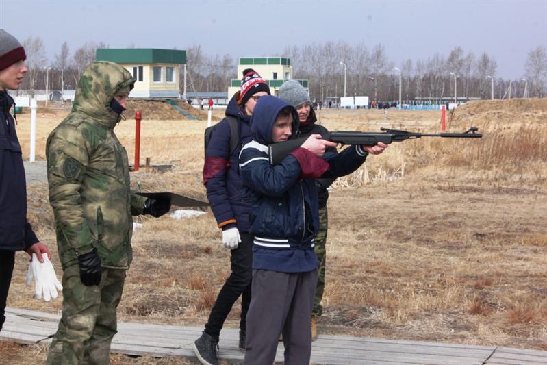 В Хабаровске состоялась военно-спортивная эстафета для школьников, посвящённая Дню Росгвардии