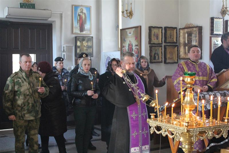 В канун праздника 27 марта донские росгвардейцы почтили память павших коллег вместе с их вдовами и матерями 