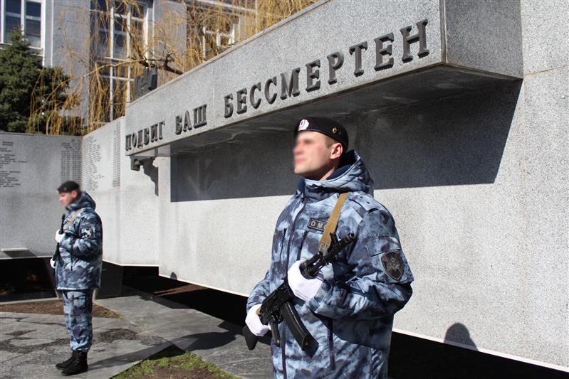 В канун праздника 27 марта донские росгвардейцы почтили память павших коллег вместе с их вдовами и матерями 