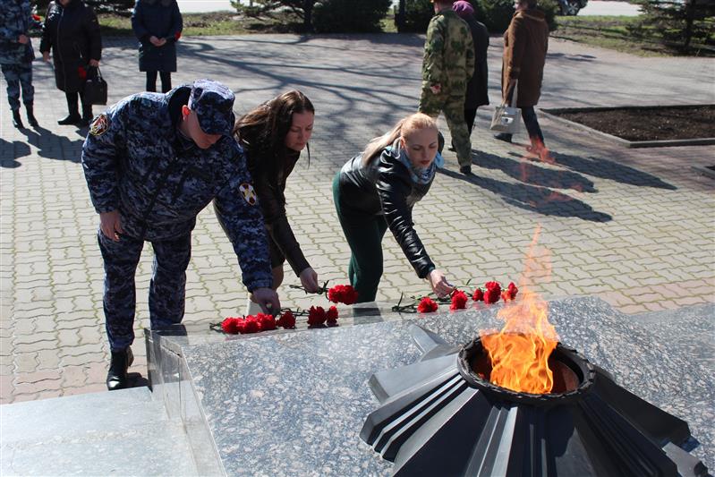 В канун праздника 27 марта донские росгвардейцы почтили память павших коллег вместе с их вдовами и матерями 