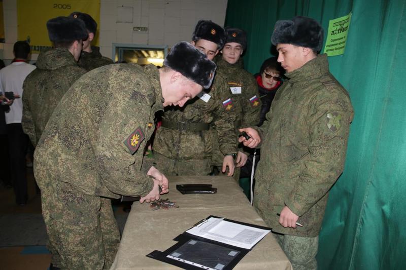 Военнослужащие Росгвардии провели для молодежи города Лесного юбилейную военно-спортивную игру «Патриот»