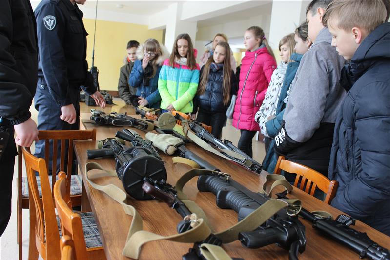 В рамках патриотической акции «Дни Росгвардии» ОМОН на транспорте открыл свои двери для челябинских школьников