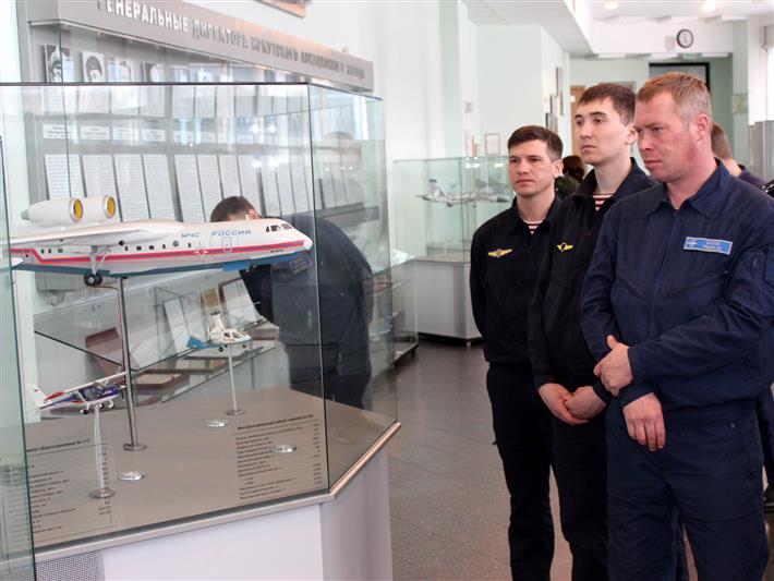 Летчики Росгвардии посетили музей Иркутского авиационного завода