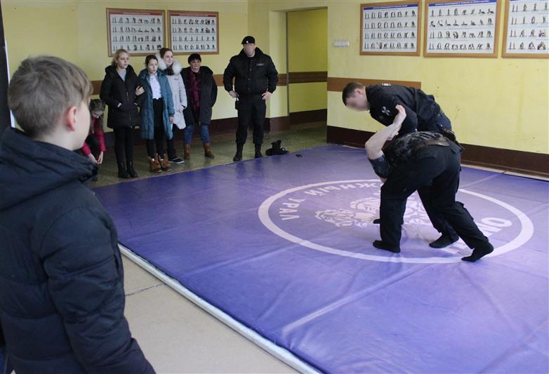 В рамках патриотической акции «Дни Росгвардии» ОМОН на транспорте открыл свои двери для челябинских школьников