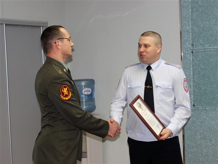 Техник корреспондентского отдела редакции журнала «На боевом посту», пресекший преступление в Новосибирске, получил благодарность от представителей полиции (видео)