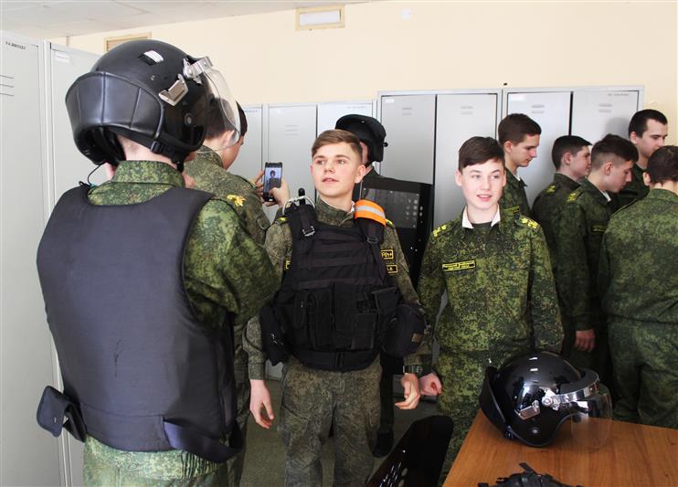 В преддверии Дня Росгвардии бойцы ОМОН организовали патриотические мероприятия для воронежских и рязанских школьников