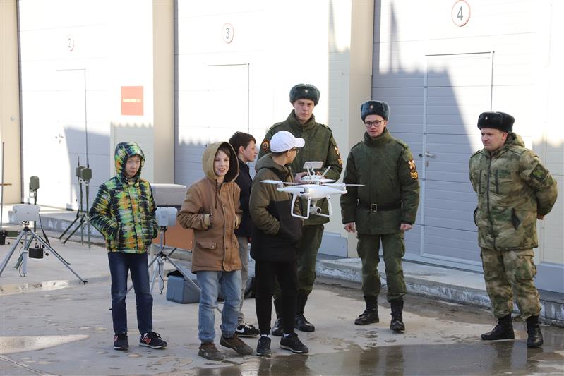 Новосибирские росгвардейцы провели патриотическое мероприятие для воспитанников социального центра