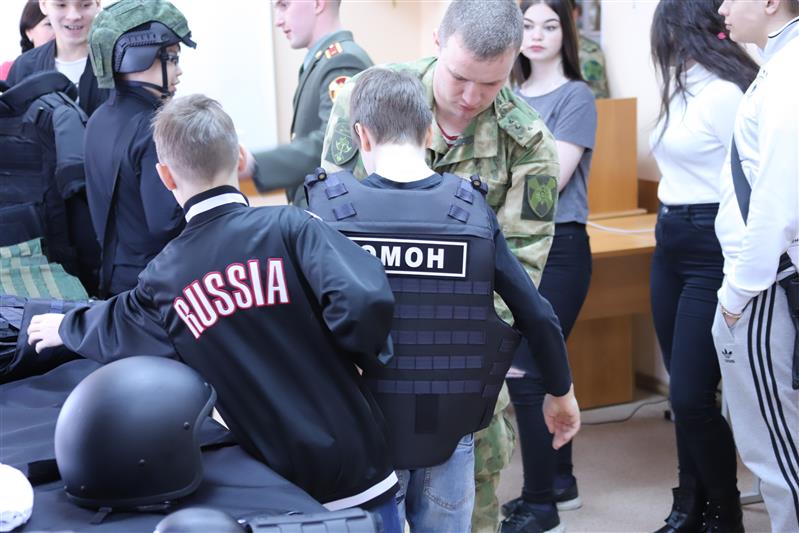 Новосибирские росгвардейцы провели патриотическое мероприятие для воспитанников социального центра