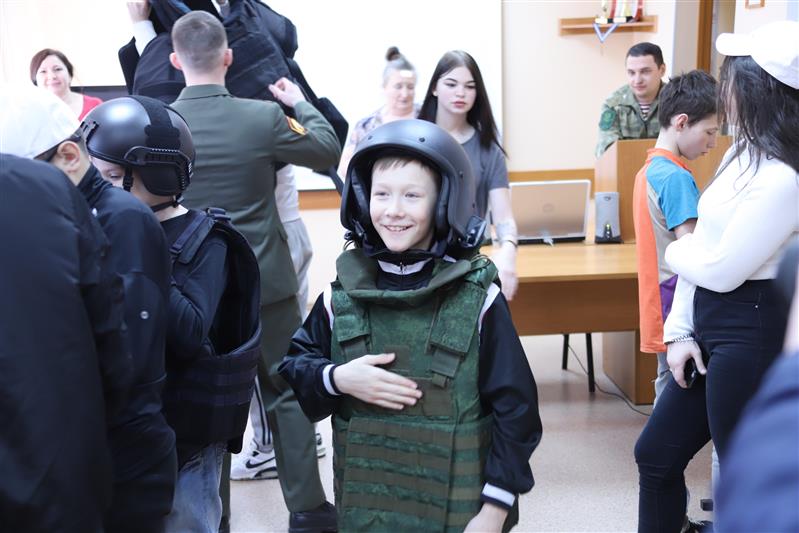 Новосибирские росгвардейцы провели патриотическое мероприятие для воспитанников социального центра