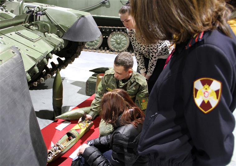 В Москве сотрудники Росгвардии организовали экскурсию в музей для воспитанников центра содействия семейному воспитанию «Южный»