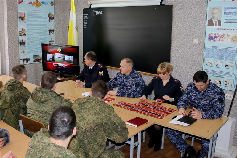 В Ставрополе сотрудники Росгвардии провели агитационную кампанию среди военнослужащих Минобороны 