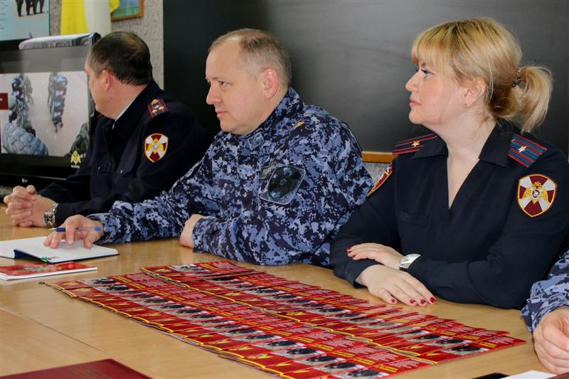 В Ставрополе сотрудники Росгвардии провели агитационную кампанию среди военнослужащих Минобороны 