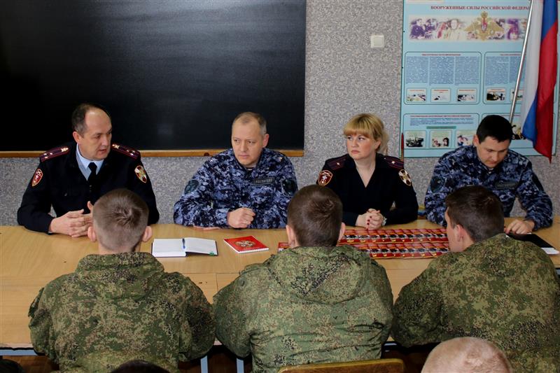 В Ставрополе сотрудники Росгвардии провели агитационную кампанию среди военнослужащих Минобороны 