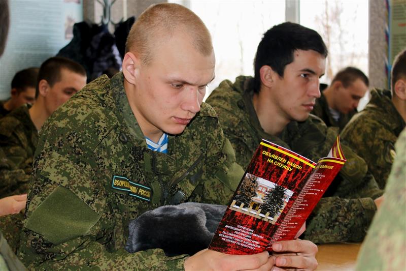 В Ставрополе сотрудники Росгвардии провели агитационную кампанию среди военнослужащих Минобороны