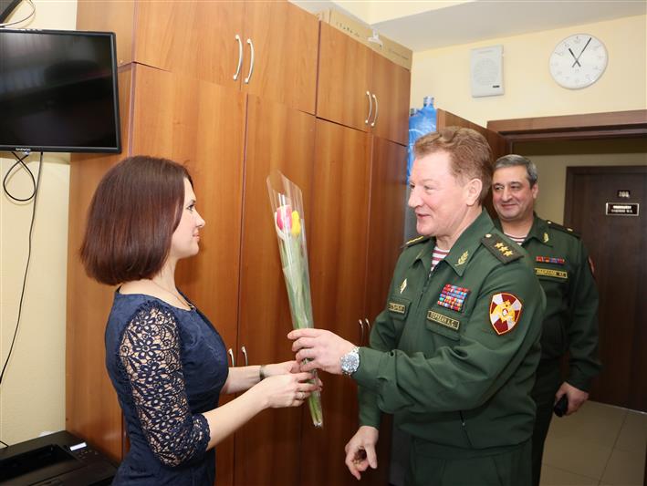 Командующий Приволжским округом Росгвардии поздравил женщин с 8 марта (фото, видео)