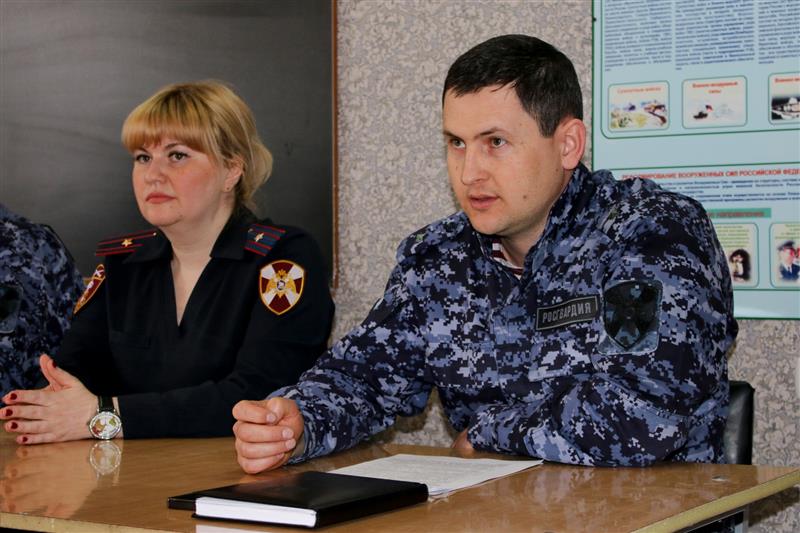 В Ставрополе сотрудники Росгвардии провели агитационную кампанию среди военнослужащих Минобороны 