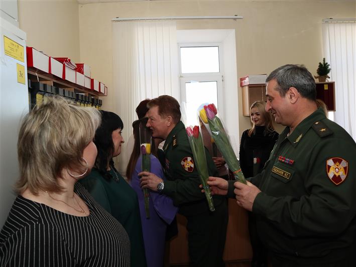 Командующий Приволжским округом Росгвардии поздравил женщин с 8 марта (фото, видео)