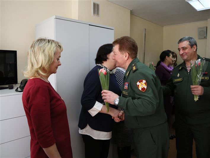 Командующий Приволжским округом Росгвардии поздравил женщин с 8 марта (фото, видео)