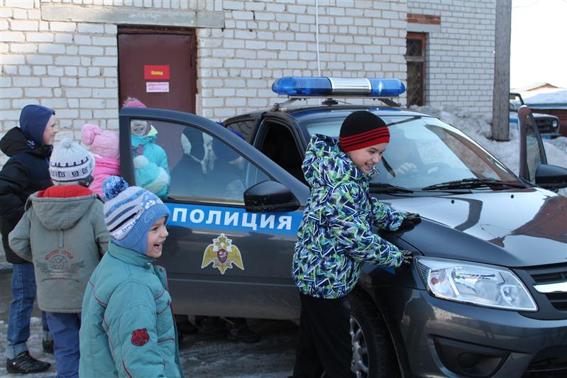 Сотрудники тюменской вневедомственной охраны пригласили в гости воспитанников социального центра