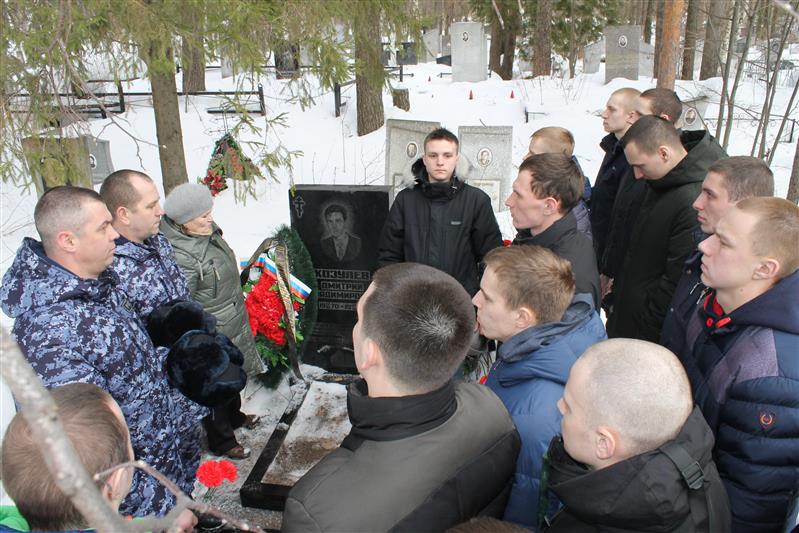 В Кирове в преддверии Дня Росгвардии сотрудники вневедомственной охраны почтили память погибших товарищей