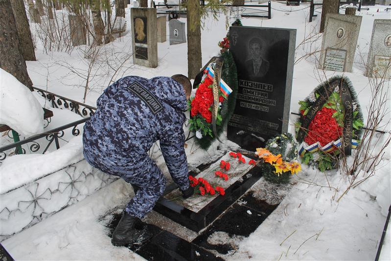В Кирове в преддверии Дня Росгвардии сотрудники вневедомственной охраны почтили память погибших товарищей