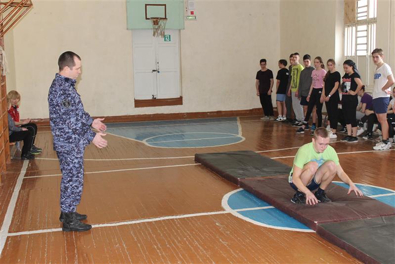 Кировские росгвардейцы провели для старшеклассников урок физкультуры 