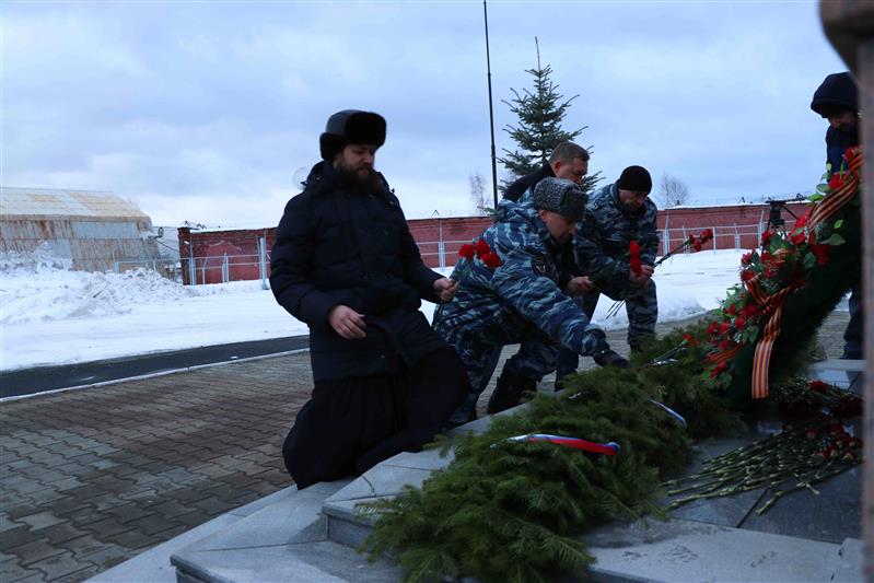 Сотрудники екатеринбургского ОМОН почтили память погибших сослуживцев 