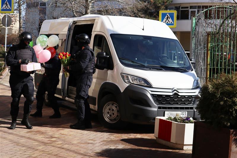 Бойцы ОМОН нанесли праздничный визит краснодарским волейболисткам 