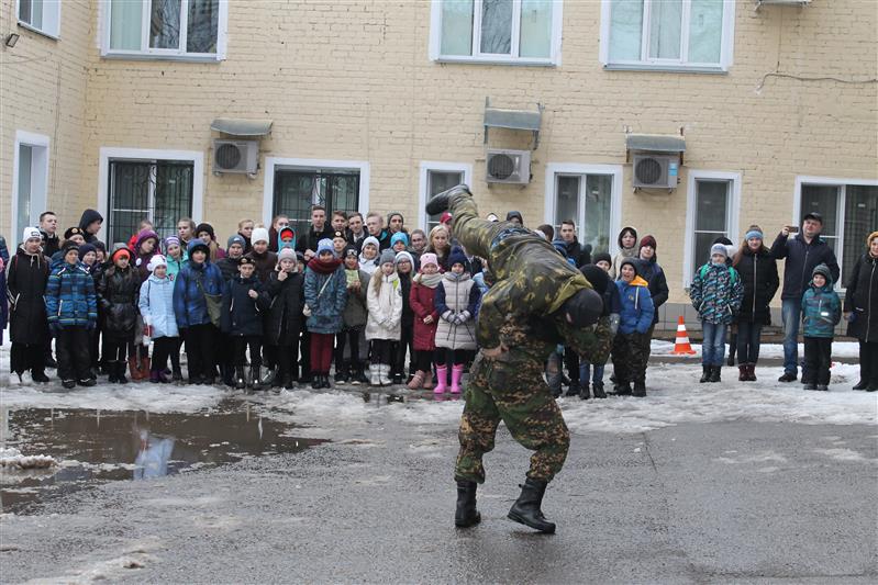 В Кирове юнармейцы познакомились со спецификой службы в Росгвардии