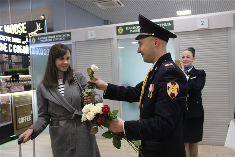 В аэропорту Краснодара сотрудники Росгвардии поздравили представительниц прекрасного пола с 8 марта (фото, видео)