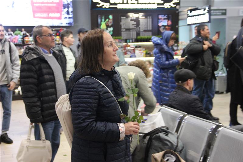 В аэропорту Краснодара сотрудники Росгвардии поздравили представительниц прекрасного пола с 8 марта (фото, видео)