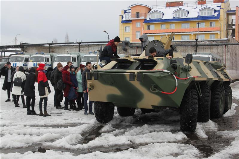 Школьники побывали в гостях у марийского ОМОН