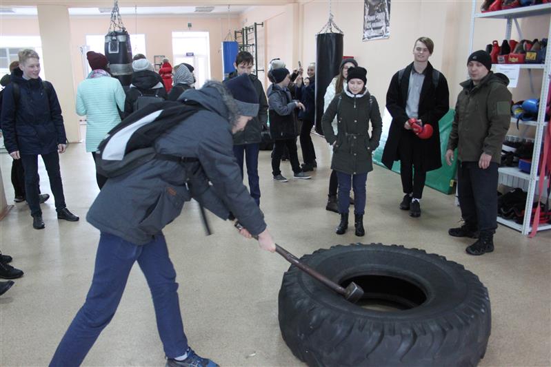 Школьники побывали в гостях у марийского ОМОН