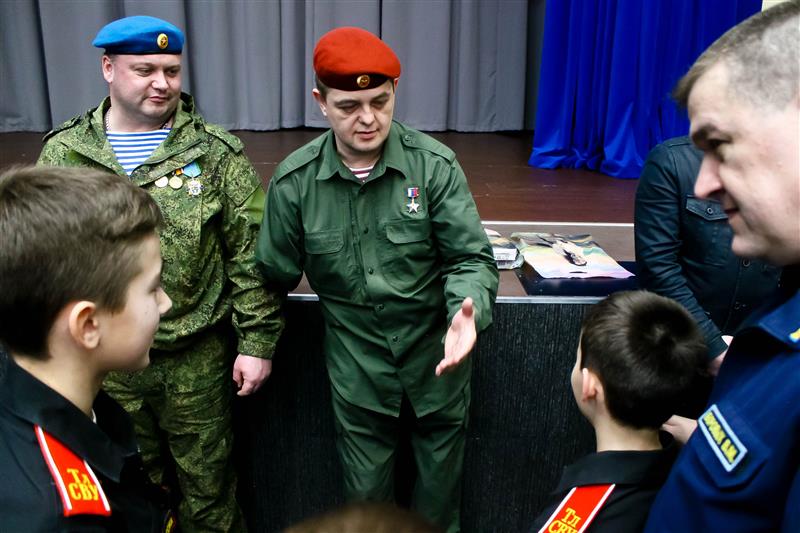 На базе ОМОН Управления Росгвардии по Тульской области прошла встреча суворовцев с Героем России Игорем Задорожным