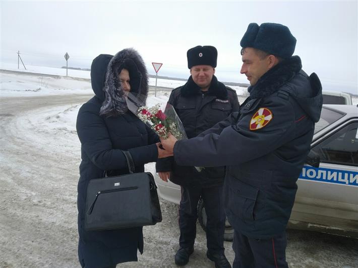 Росгвардейцы Тюменской области подготовили праздничный сюрприз для жительниц региона