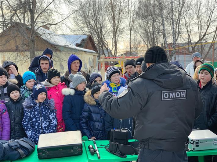 В преддверии Дня Росгвардии бойцы ОМОН организовали патриотические мероприятия для воронежских и рязанских школьников