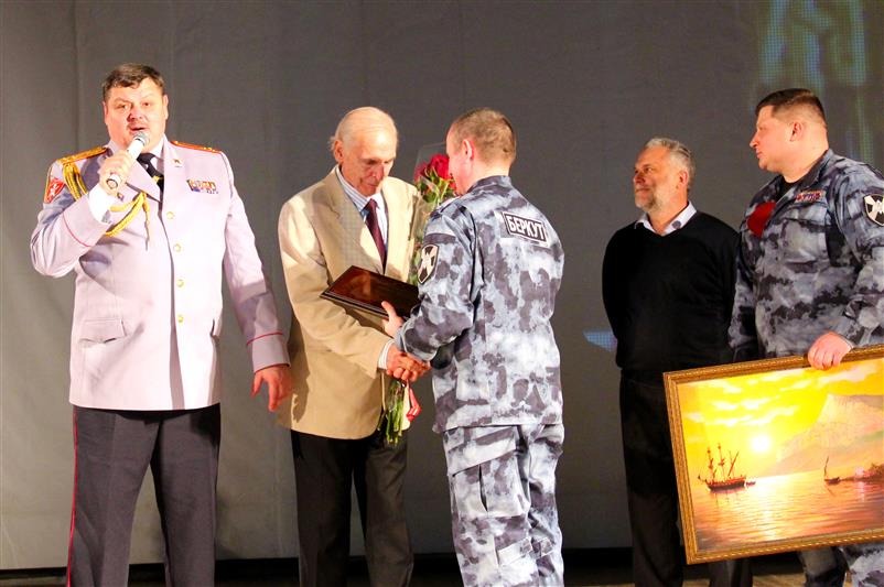 Василий Лановой вручил награды сотрудникам ОМОН «Беркут» – лауреатам премии «Есть такая профессия – Родину защищать»