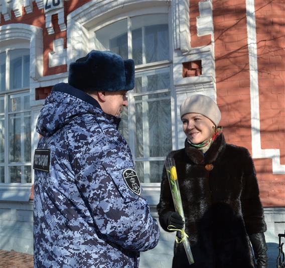 Сотрудники Росгвардии поздравили ульяновских женщин с праздником весны 