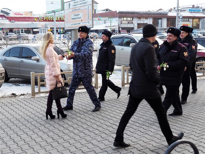 В Новосибирске военнослужащие и сотрудники Росгвардии провели флешмоб, посвящённый Международному женскому дню 8 Марта