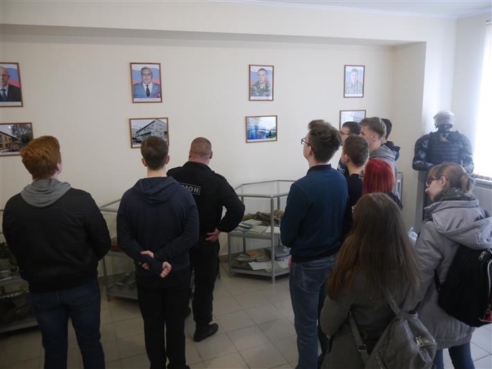 В рамках акции «Дни Росгвардии» на территории тольяттинского ОМОН высадился школьный десант